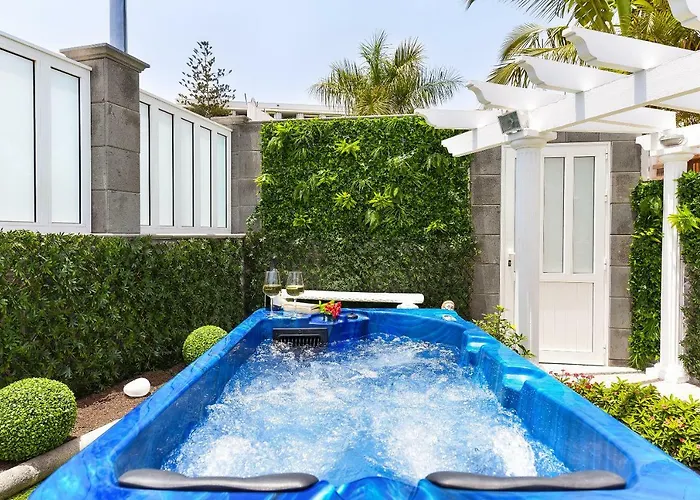 Jacuzzi & Garden בית נופש